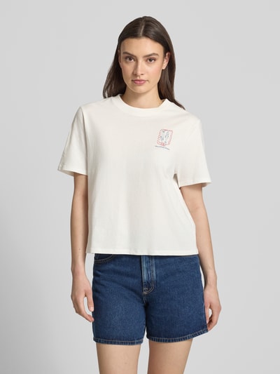 Frauenmodel trägt Relaxed Fit T-Shirt aus reiner Baumwolle - Special Drop von Marc O'Polo Denim, unifarben, Motiv-Print, Rundhals, kurzarm, Jerseytextur, Ganzkörperansicht von vorne.