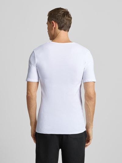 Männermodel trägt T-Shirt mit V-Ausschnitt von MCNEAL in Weiß, Baumwoll-Mix mit Stretch-Anteil, Regular Fit, Teilungsnähte, Ganzkörperansicht Rückansicht.