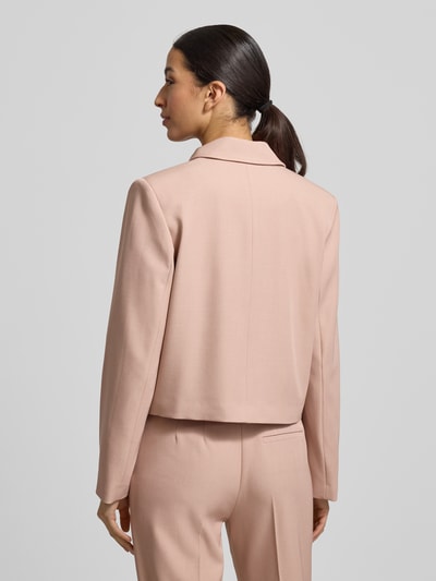 Frauenmodel trägt Blazer mit Knopfleiste von Jake*s Collection in Rosé, Material-Mix mit Stretch, Ganzkörperansicht Rückansicht.
