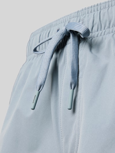 Produktfoto, hellblaue Badehose mit elastischem Bund, Tunnelzug und Label-Stitching Modell 'MAUI' von Jack & Jones, glatte Textur