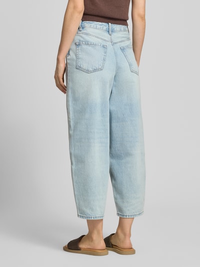 Vrouwenmodel draagt Barrel Fit Wide Leg Jeans uit zuiver katoen model 'BILLIE' van Vero Moda, denim-look, twill, high waist, 5-pocket-design, lichte wassing, nikkelstuds, productdetailopname, geheel van achteren.