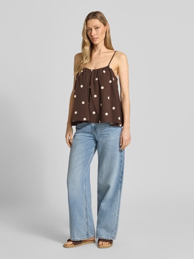 Vrouwenmodel draagt Blusentop mit tiefem Rundhalsausschnitt van Jake*s Casual, bruin met witte stippen, viscosemix, loose fit, spaghettibandjes, diepe hals en rug, ruglengte 33 cm, volledige vooraanzicht.