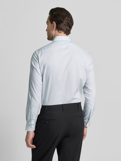 Męski model nosi Regular Fit Business Hemd aus Baumwolle mit Kentkragen od Christian Berg Men, jasnoniebieski, bawełna, krój regular fit, kołnierzyk kent, zapięcie na guziki, długość pleców w rozmiarze 39/40: 78 cm, szerokość ramion w rozmiarze 39/40: 47 cm, długość rękawa w rozmiarze 39/40: 64 cm, widok całej sylwetki z tyłu.