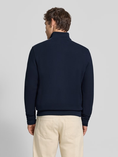 Männermodel trägt Sweatshirt mit Label-Details von bugatti in Dunkelblau, gerader Schnitt, Rückenansicht, Ganzkörperansicht Rückansicht. Elastischer Material-Mix mit Baumwoll-Anteil, Troyer-Kragen, Brusttasche, Rückenlänge 64 cm, Ärmellänge 66 cm.