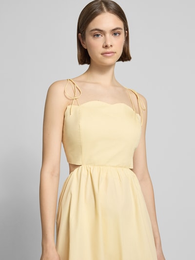 Frauenmodel trägt Midikleid mit Cut-Out Modell 'Tela' von LeGer by Lena Gercke in zartem Gelb, Reine Baumwolle, Taillierte Passform, Spaghetti-Träger, Nahaufnahme Oberkörper.