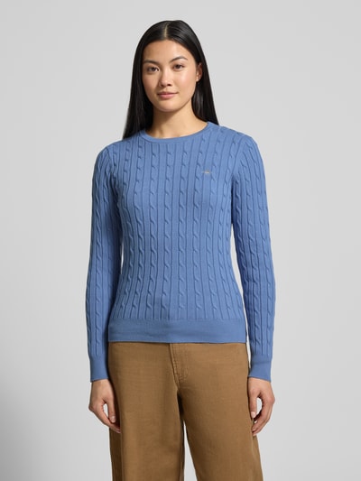 Kobiece model prezentuje Strickpullover mit Zopfmuster und Label-Stitching od Gant w kolorze niebieskim, dzianina z bawełną i stretch, slim fit, przód, zdjęcie całej sylwetki.