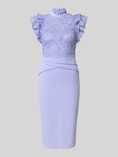 Produktfoto, Slim Fit Midikleid mit Spitzenbesatz von Lipsy, elastyczna mieszanka materiałów, krój slim fit, obszycie koronką, stójka z obszyciem falbanami, krótkie rękawy z obszyciem falbanami, zamek błyskawiczny, półprzezroczysty materiał, plisy, rozporek, długość tyłu w rozmiarze 36: 108 cm, szerokość w rozmiarze 36: 38 cm, kolor jasnofioletowy, gładka struktura, materiał miękki w dotyku