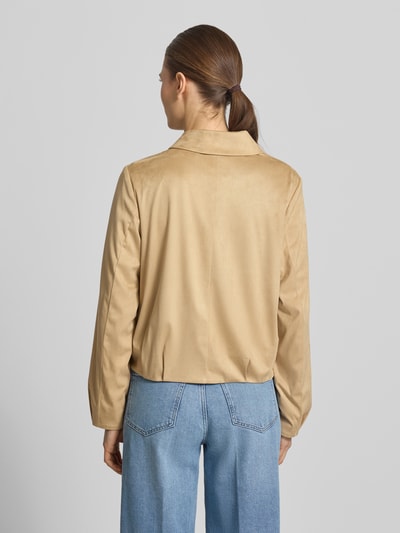 Modelka nosi Regular Fit Blazer in Leder-Optik von comma, beżowy materiał z domieszką stretchu, krój regular fit, długość tyłu w rozmiarze 36: 52 cm, szerokość w rozmiarze 36: 47 cm, długość rękawa w rozmiarze 36: 61 cm, widok całej sylwetki z tyłu