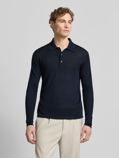 Männermodel trägt Slim Fit Poloshirt aus reiner Wolle Modell 'Eross' von Tiger Of Sweden, donkerblauw, brei-look, lange mouwen, polo-kraag, elastische manchetten, heren, vooraanzicht bovenlichaam.