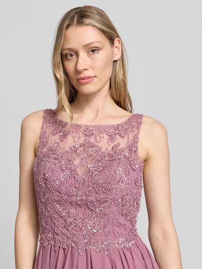Frauenmodel trägt Maxikleid mit Perlen und tiefem Rückenausschnitt von Laona in Altrosa, A-Linie, Rundhalsausschnitt, Nahaufnahme Oberkörper. Rückenlänge bei Größe 36: 120 cm, Brustweite: 38 cm, Reißverschluss rückseitig.