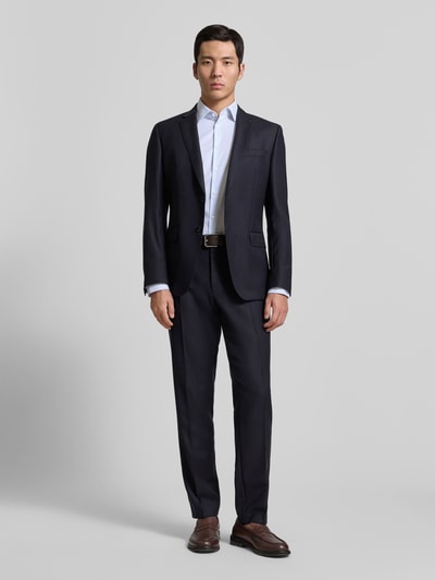 Mężczyzna nosi Regular Fit Business Hemd aus Baumwolle mit Kentkragen od Jake*s, biała bawełna, krój regular fit, Kent kołnierzyk, guzik, długość tyłu w rozmiarze 39/40: 78 cm, szerokość ramion w rozmiarze 39/40: 47 cm, długość rękawa w rozmiarze 39/40: 65 cm, pełny widok z przodu.
