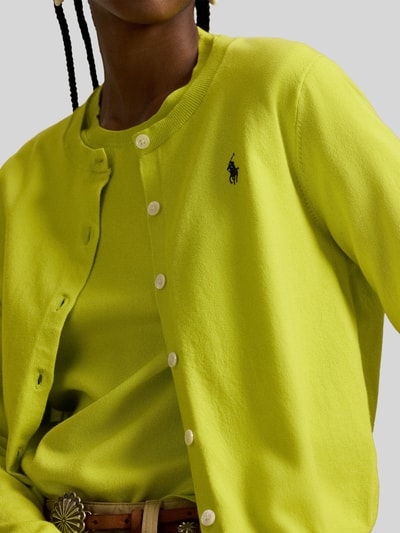 Frauenmodel trägt Regular Fit Strickjacke mit Logo-Stitching von Polo Ralph Lauren, leuchtend gelb, elastischer Baumwoll-Mix, Nahaufnahme Oberkörper.