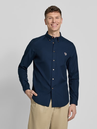 Männermodel trägt Tailored Fit Freizeithemd mit Button-Down-Kragen von PAUL SMITH in Dunkelblau, Reine Baumwolle, Stitching, Ganzkörperansicht von vorne. Rückenlänge 70 cm, Schulterbreite 43 cm, Ärmellänge 68 cm.