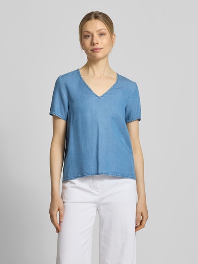 Frauenmodel trägt Regular Fit T-Shirt aus Lyocell Modell 'BREE' von Vero Moda in Melange-Optik, V-Ausschnitt, Ganzkörperansicht von vorne.