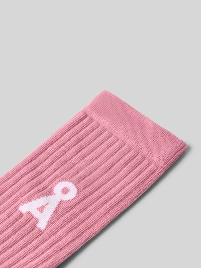 Produktfoto, Socken aus Baumwoll-Mix Modell 'SAAMUS' von ARMEDANGELS in Rosa mit weißem Logo, feine Rippstruktur, Damen Socken.
