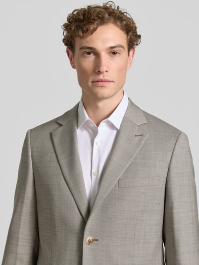 Männermodel trägt Sakko mit Pattentaschen Modell 'charles' von Matinique im Regular-Fit aus Material-Mix mit Woll-Anteil, Nahaufnahme Oberkörper.