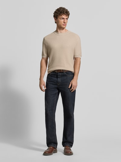 Männermodel trägt Regular Fit Strickshirt aus reiner Baumwolle Modell 'H-NILTON' von BOSS in Optik: Unifarben mit Struktur-Muster, Rundhals-Ausschnitt, Kurzarm, Ärmelabschluss: Gerippt, Rumpfabschluss: Gerippt, Materialverarbeitung: Strick, Ganzkörperansicht von vorne.