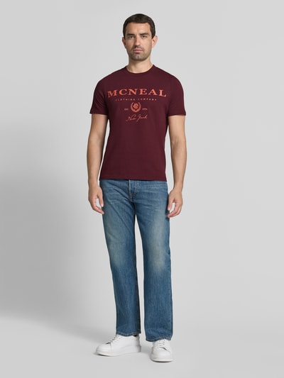 Męski model nosi T-Shirt mit Label-Print und Rundhalsausschnitt von MCNEAL, bawełna, krój regular fit, długość tyłu 68 cm, całkowity widok z przodu.