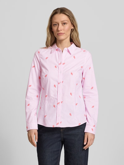 Frauenmodel trägt Regular Fit Bluse im Allover-Look von Christian Berg Woman aus Reiner Baumwolle mit Hemdblusenkragen, Knopfleiste, Ganzkörperansicht von vorne.