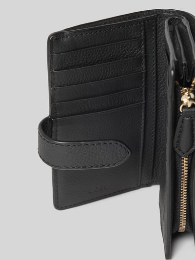 Produktfoto, Portemonnaie aus echtem Rindsleder Modell 'LENAH MEDIUM WALLET' von BOSS in schwarzer Lederoptik, genarbtes Muster, rechteckige Form, Label-Prägung, Druckknopf, Hauptfach, Münzfach, Vorfach, Einschubfächer, Kartenfächer und Geldscheinfächer.