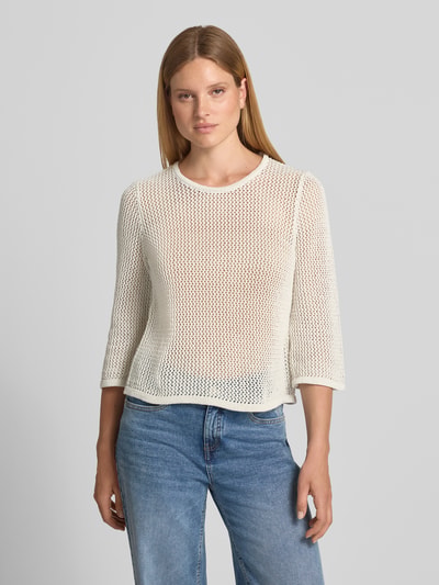 Vrouwenmodel draagt gebreide pullover met ronde hals van More & More, katoenmix, recht model, ajourwerk, Ruglengte maat 36: 47 cm, Mouwlengte maat 36: 48 cm, kleur gebroken wit, fijne textuur, Ganzkörperansicht van voren.