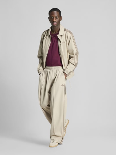 adidas Originals Spodnie dresowe o kroju loose fit z mieszanka bawełny z kantami Piaskowy 1