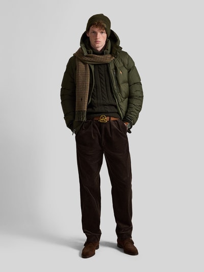 Männermodel trägt Regular Fit Daunenjacke mit Logo-Stitching von Polo Ralph Lauren in Olivgrün, Ganzkörperansicht von vorne, Herren Daunenjacke von Polo Ralph Lauren
