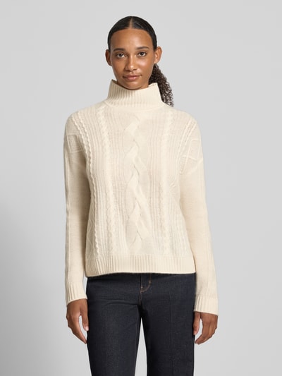 Frauenmodel trägt Kaschmirpullover mit Zopfmuster von Christian Berg Woman in Creme, Stehkragen, gerader Schnitt, Zopfmuster, gerippte Abschlüsse, reine Kaschmir-Textur, Ganzkörperansicht von vorne.