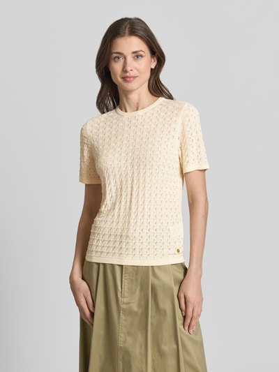Frauenmodel trägt Strickshirt aus Viskose-Mix mit Rundhalsausschnitt von Jake*s Collection, Strukturmuster, Regular-Fit, cremefarben, Rückenlänge 51 cm, Ärmellänge 20 cm, Ganzkörperansicht von vorne.