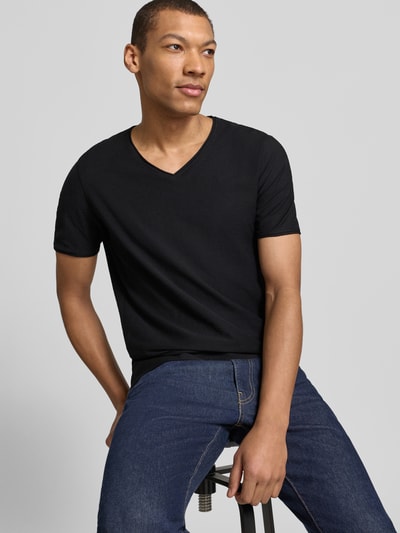 Männermodel trägt T-Shirt mit geripptem Rundhalsausschnitt von MCNEAL, Regular-Fit, Rückenlänge 65 cm bei Größe M, Ganzkörperansicht von vorne
