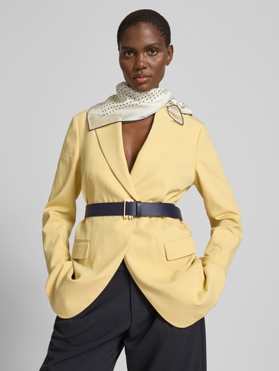 Frauenmodel trägt Gürtel mit D-Ring-Verschluss von Victoria Beckham in Schwarz, breite Passform, Ziernähte, Label-Detail, metallic D-Ring, Schlaufe, 4 cm Breite, Nahaufnahme Oberkörper.