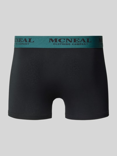 Produktfoto, Trunks mit elastischem Logo-Bund im 3er-Pack von MCNEAL, Baumwoll-Elasthan-Mix, körpernaher Schnitt, schwarzer Stoff, grüner Bund.