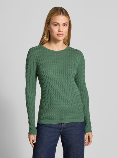 Frauenmodel trägt Slim Fit Strickpullover mit Zopfmuster von Christian Berg Woman in Grün, Baumwoll-Mix, Nahaufnahme Oberkörper.