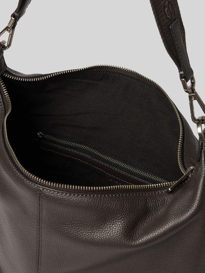 Productfoto, Handtasche mit Logo-Prägung Modell 'PARIS' van LIEBESKIND BERLIN, donkerbruin leer, hoofdvak met ritssluiting, verstelbare schouderband, ritsvak binnenin, breedte 38 cm, lengte 33 cm, diepte 12 cm, bandlengte 62 cm, reliëflogo