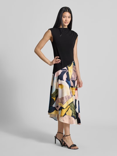 Vrouwenmodel draagt midi-jurk uit zuiver viscose Model 'Aeslyn' van Ted Baker, getailleerde pasvorm, asymmetrische look, kapmouwen, opstaande kraag, plooien, bloemenprint, ruglengte maat 36: 123 cm, borstwijdte maat 36: 38 cm, voorkant volledige lichaamsaanzicht.