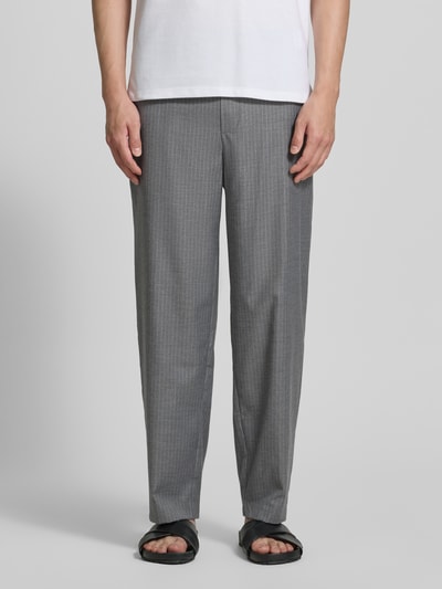 Männermodel trägt Jog Pants mit französischen Eingrifftaschen Modell 'YROWAY' von American Vintage in Grau, Material-Mix mit Viskose-Anteil, Straight Fit, elastischer Bund, Gesäßleistentasche, Bundweite 42 cm, Innenbeinlänge 73 cm, Ganzkörperansicht von vorne.