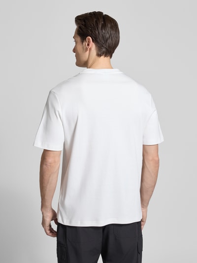 Männermodel trägt Relaxed Fit T-Shirt mit Rundhalsausschnitt von Antony Morato aus reiner Baumwolle, reine Weißtöne, Ganzkörperansicht Rückansicht.
