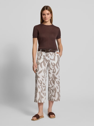 Vrouwenmodel draagt Culotte uit mix van linnen en katoen met riem van Christian Berg Woman, all-over look, wide leg, vooraanzicht volledig lichaam.