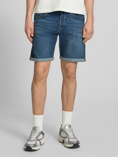 Männermodel trägt Jeansshorts mit Umschlag Modell 'RICK' von Jack & Jones aus blauem Baumwoll-Mix mit Stretch-Anteil, Regular-Fit, Ganzkörperansicht von vorne.