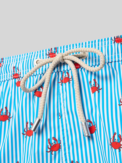 Productfoto, Badeshorts met elastische band en trekkoord van MC2 Saint Barth, blauw-wit gestreept met rode krabben, steekzakken, los model