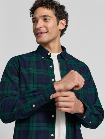 Männermodel trägt Regular Fit Freizeithemd aus reiner Baumwolle von Polo Ralph Lauren in grün-blau kariert, Nahaufnahme Oberkörper. Herren Freizeithemd von Polo Ralph Lauren