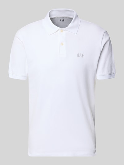 Produktfoto, weißes Slim Fit Poloshirt mit Label-Stitching von GAP aus Baumwoll-Elasthan-Mix, Knopfleiste, neutrale Textur.