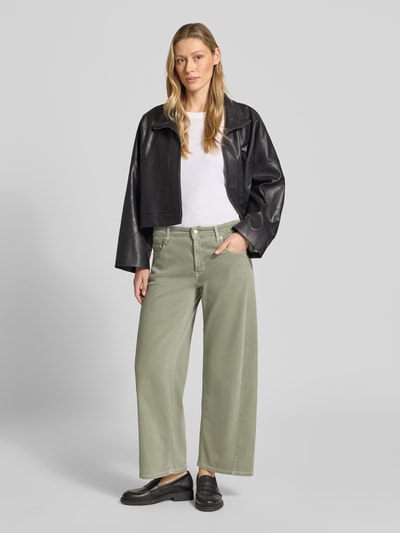 Vrouwenmodel draagt Wide Leg Jeans im 5-Pocket-Design Modell 'ORIA' van Cambio, katoenmix met stretch, verkorte pasvorm, frontale volledige lichaamsweergave.
