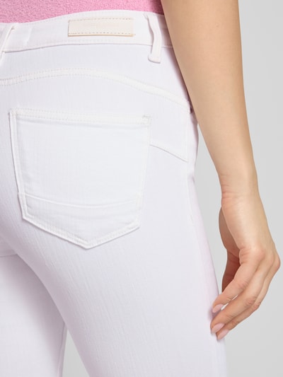 Frauenmodel trägt Skinny Fit Jeans aus Baumwoll-Mix Modell 'POWER' von Only, Optik: Unifarben, Detailaufnahme Rückansicht.