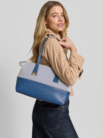 Frauenmodel trägt Shopper mit Label-Detail Modell 'OLIVIA' von FURLA, Hauptfach mit Reißverschluss, Tragehenkel, Nahaufnahme Oberkörper.