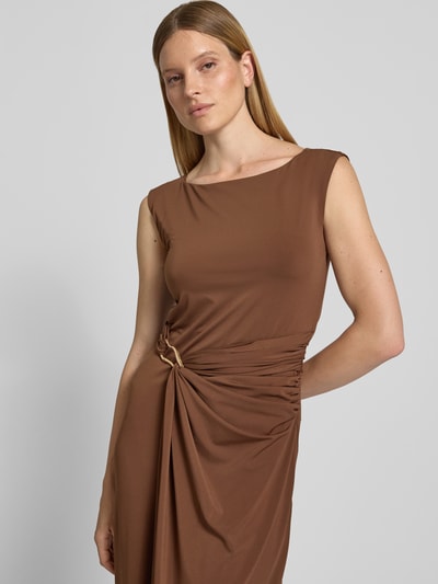 Vrouwenmodel draagt Midikleid in Wickel-Optik mit Rundhalsausschnitt van Christian Berg Woman Selection, materiaalmix met stretch, recht model, wikkellook, ronde hals, ruglengte maat 36: 123 cm, borstwijdte maat 36: 39 cm, Nahaufnahme Oberkörper.