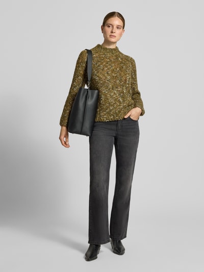 Frauenmodel trägt Regular Fit Pullover mit Lanawoll-Anteil von Rich & Royal in Strick-Optik, melierte Grüntöne, Stehkragen, Ganzkörperansicht von vorne, elastischer Material-Mix.