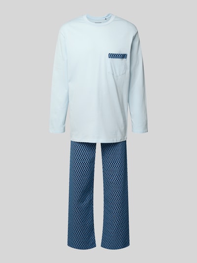 Produktfoto, Pyjama mit klassischer Brusttasche und Rundhalsausschnitt von Schiesser in Hellblau und Dunkelblau, Reine Baumwolle, komfortabler Schnitt für mehr Bewegungsfreiheit, Brusttasche und Hose mit Muster, elastischer Bund