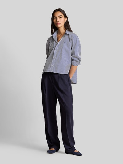 Frauenmodel trägt Slim Fit Hemdbluse aus reiner Baumwolle von Polo Ralph Lauren, Optik: gestreift, Logo-Detail, Ganzkörperansicht von vorne.