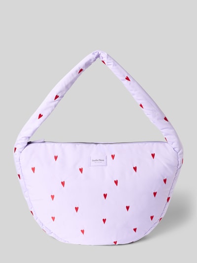 Produktfoto, Crossbody-Bag mit Allover-Motiv-Stitching Modell 'Puffy' von STUDIO NOOS, Damen Bag mit Hauptfach, Reißverschluss, Tragehenkel, Logo-Patch, lila Oberfläche mit roten Herzmotiven, Maße: Breite 47 cm, Länge 33 cm, Tiefe 10 cm, Schulterriemen 74 cm.